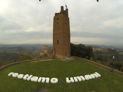 RESTIAMO UMANI installazione dell'artista Stefano Tonelli