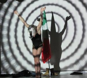 Teatro Darkroom 7 euro e 51 centesimi per una bandiera italiana di e con Marco De Meo
