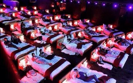 Cinema Hart: il primo Cinema con i Letti e Divani a Napoli