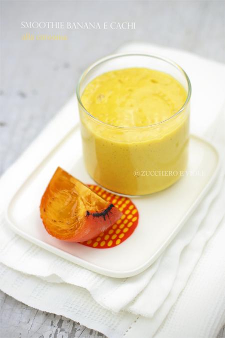 Smoothie banana e cachi alla curcuma