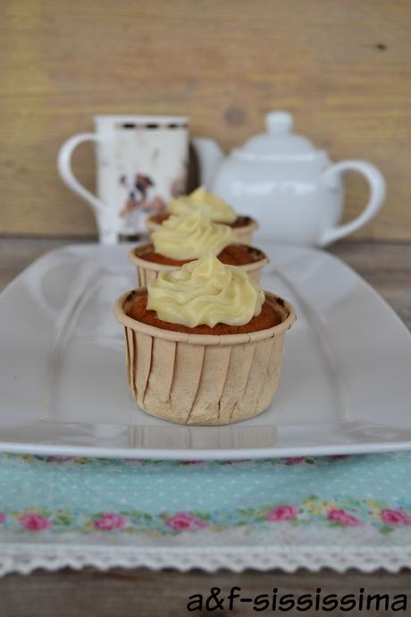 cupcake alla zucca speziati con frosting al cioccolato bianco