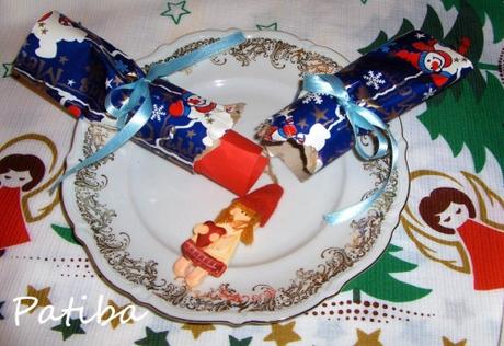 preparazione,occorrente christmas crackers,snap,botti,caroncino0,carta da regalo,nastrini,fiocchi,incollare,segnaposto