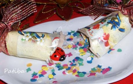 preparazione,occorrente christmas crackers,snap,botti,caroncino0,carta da regalo,nastrini,fiocchi,incollare,segnaposto