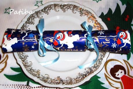 preparazione,occorrente christmas crackers,snap,botti,caroncino0,carta da regalo,nastrini,fiocchi,incollare,segnaposto