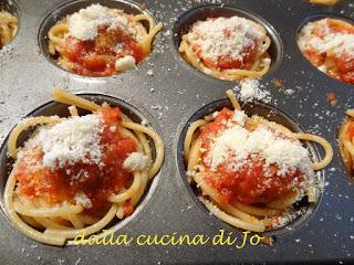 Cestini di spaghetti con meatballs