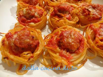 Cestini di spaghetti con meatballs