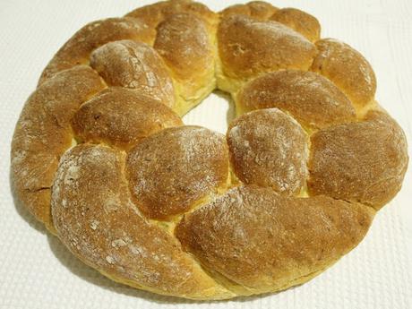 Corona di pane intrecciato alla zucca e latte