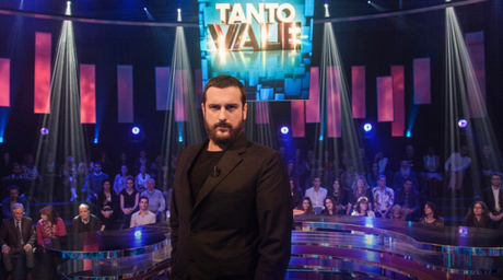 Costantino della Gherardesca debutta su Deejay Tv con il game show Tanto Vale