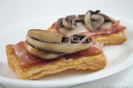 Antipasto con pasta sfoglia, gorgonzola e radicchio / Appetizer with puff pastry, blue cheese and Trevisan chicory