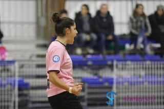 Fernandez segna l pareggio del Salinis contro l'Olimpus calcio a 5 femminile