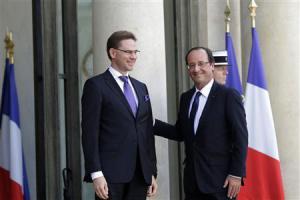 France's President Francois Hollande (R) welcomes Finland's Prime Minister Jyrki Katainen as he arrives for a meeting at the Elysee Palace in Paris October 2, 2012. REUTERS/Philippe Wojazer