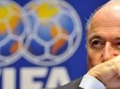 Calcio, scandalo Fifa: tangenti 100mln dollari, indaga Blatter