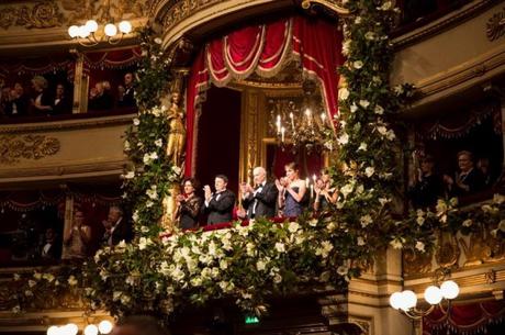 Renzi accanto a Pisapia nel Palco Reale. La consolazione è che almeno il prossimo vicino di poltrona se lo sceglie. Forse