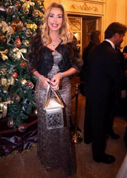 L'eterna sfida tra Valeria Marini e l'albero