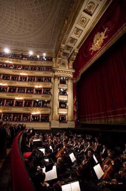 La 'buca' con i professori d'orchestra diretti da Riccardo Chailly. Tali erano i controlli che una flautista è stata bloccata più volte, 'Menomale suono al terzo atto' ha detto