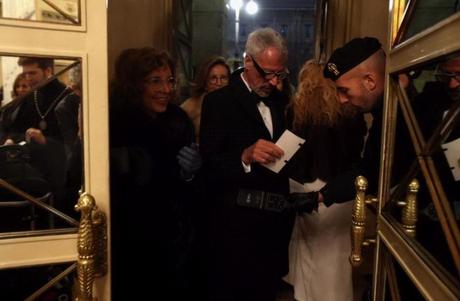 Controlli all'ingresso del teatro (e grandi risate)