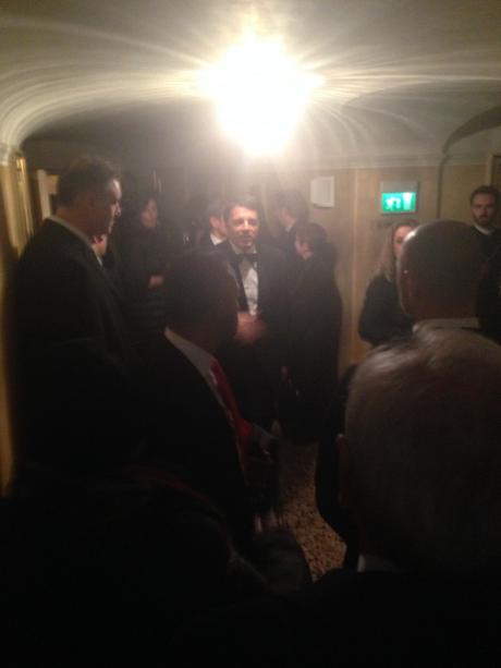 Renzi nei corridoi dietro al Palco Reale fa anche la maschera, 'Via, che bloccate tutto, signori, lasciate passare'