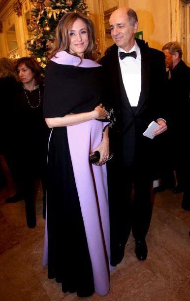 L'ex ministro Corrado Passera e la moglie Giovanna. Ridono perché lui ha appena detto che vincerà le elezioni di Milano