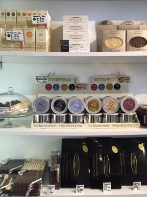 Vari articoli sugli scaffali