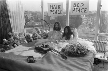 Mai come quest’anno, trentacinquesimo anniversario, la morte violenta di John Lennon si riempie di significati e forti collegamenti con l’attualità.