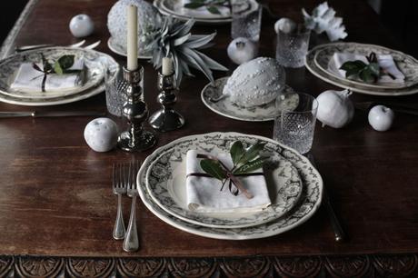 Decorazione vegetale Total White per la tavola di Natale al Verde