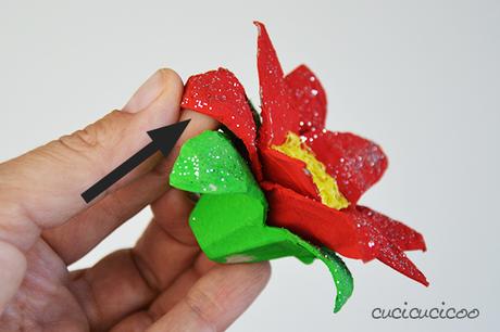 Crea stelle di natale fai da te di carta dai cartoni delle uova recuperati! Un progetto di riciclo per i bambini, per l’albero di Natale o da regalare! Tutorial a www.cucicucicoo.com