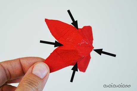 Crea stelle di natale fai da te di carta dai cartoni delle uova recuperati! Un progetto di riciclo per i bambini, per l’albero di Natale o da regalare! Tutorial a www.cucicucicoo.com