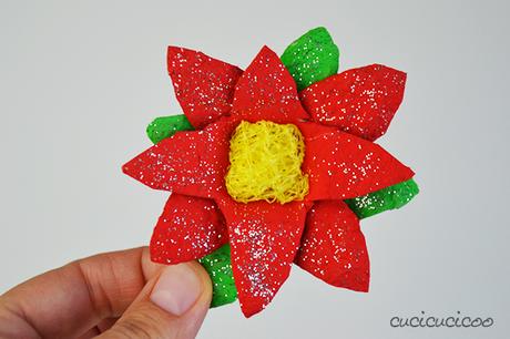 Crea stelle di natale fai da te di carta dai cartoni delle uova recuperati! Un progetto di riciclo per i bambini, per l’albero di Natale o da regalare! Tutorial a www.cucicucicoo.com