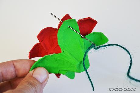 Crea stelle di natale fai da te di carta dai cartoni delle uova recuperati! Un progetto di riciclo per i bambini, per l’albero di Natale o da regalare! Tutorial a www.cucicucicoo.com