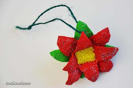 Crea stelle di natale fai da te di carta dai cartoni delle uova recuperati! Un progetto di riciclo per i bambini, per l’albero di Natale o da regalare! Tutorial a www.cucicucicoo.com