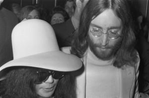 John Lennon e Yoko Ono negli anni sessanta (it.wikipedia.org)