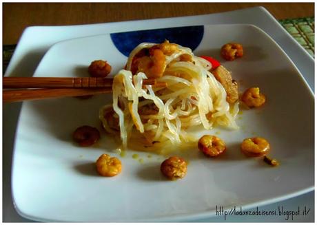 Shirataki di Konjac con gamberetti verdure germogli di bambu' e curry