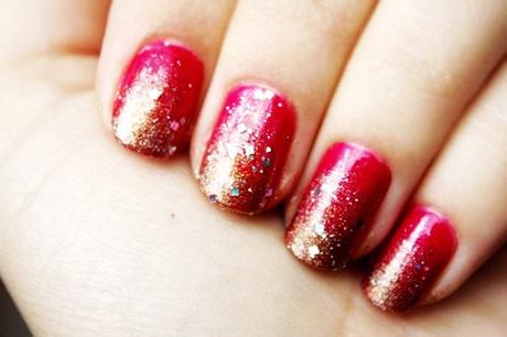 Unghie natalizie, effetto ombré con lo smalto glitter