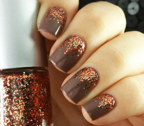 Unghie natalizie, effetto ombré con lo smalto glitter