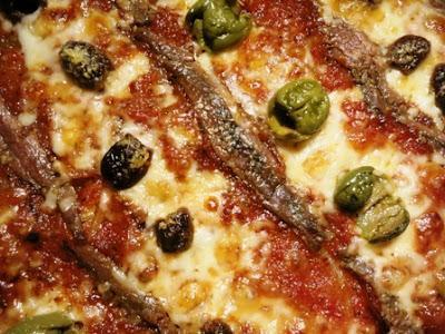 Pizza sottilissima alle acchiughe Pizza sottilissima alle acchiughe