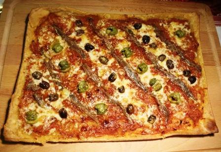 Pizza sottilissima alle acchiughe Pizza sottilissima alle acchiughe