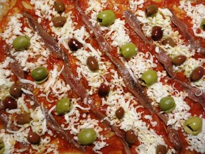 Pizza sottilissima alle acchiughe