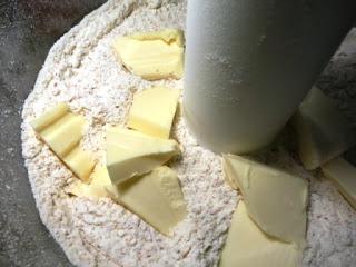 Pizza sottilissima alle acchiughe Pizza sottilissima alle acchiughe