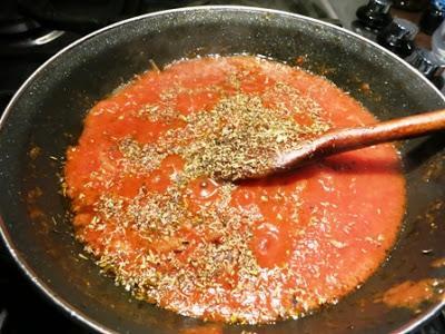 Pizza sottilissima alle acchiughe Pizza sottilissima alle acchiughe