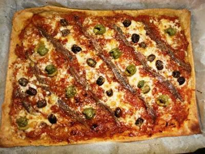 Pizza sottilissima alle acchiughe Pizza sottilissima alle acchiughe