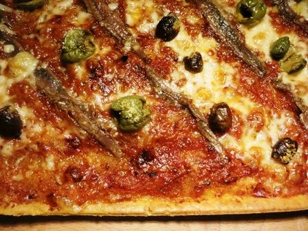 Pizza sottilissima alle acchiughe