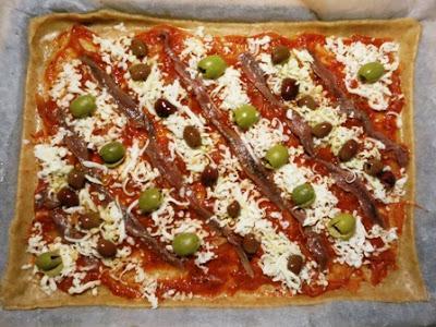 Pizza sottilissima alle acchiughe Pizza sottilissima alle acchiughe
