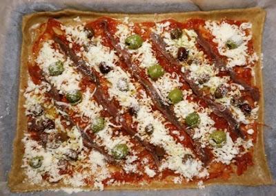 Pizza sottilissima alle acchiughe Pizza sottilissima alle acchiughe