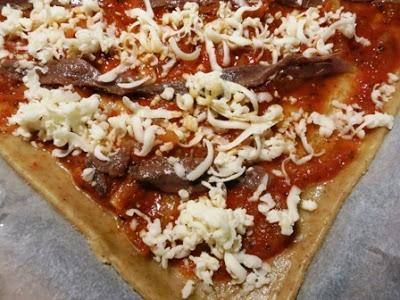 Pizza sottilissima alle acchiughe