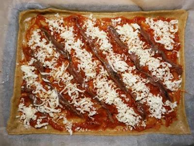Pizza sottilissima alle acchiughe Pizza sottilissima alle acchiughe