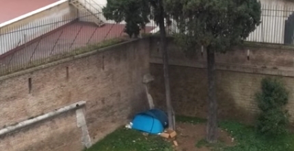 Video. Hanno chiuso lo spazio aereo, ma si può campeggiare abusivamente sotto il Cupolone di San Pietro