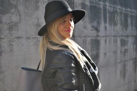 OUTFIT: SKINNY BLACK JEANS AND FEDORA HAT - COME INDOSSARE UNA MAXI NERA SCIARPA  A FANTASIA ? -