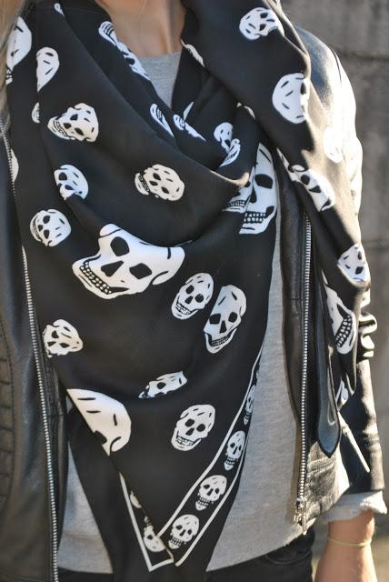 outfit sciarpa nera con teschi come abbinare la sciarpa nera con teschi abbinamenti sciarpa con teschi sciarpa fattori fattori abbigliamento sciarpe fattori skull scarf how to wear skull scarf how to combine skull scarf fattori scarf outfit maxi sciarpa come indossare la sciarpa abbinamenti sciarpa modi per indossare la sciarpa come indossare la maxi sciarpa how to wear maxi scarf how to combine maxi scarf maxi scarf outfit outfit dicembre 2015 december outfits outfit casual invernali outfit casual autunnali outfit sporty fall casual outfit mariafelicia magno fashion blogger colorblock by felym fashion blog italiani fashion blogger italiane blog di moda blogger italiane di moda fashion blogger bergamo fashion blogger milano fashion bloggers italy italian fashion blogger influencer italiane italian influencer italian fashion bloggers