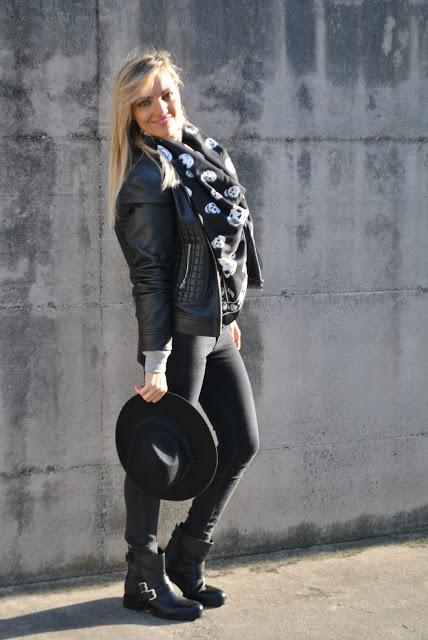 outfit jeans neri come abbinare i jeans neri abbinamenti jeans neri jeans skinny neri skinny black jeans black jeans how to wear black jeans how to combine black jeans outfit dicembre 2015 december outfits outfit casual invernali outfit casual autunnali outfit sporty fall casual outfit mariafelicia magno fashion blogger colorblock by felym fashion blog italiani fashion blogger italiane blog di moda blogger italiane di moda fashion blogger bergamo fashion blogger milano fashion bloggers italy italian fashion blogger influencer italiane italian influencer italian fashion bloggers 