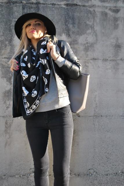 outfit sciarpa nera con teschi come abbinare la sciarpa nera con teschi abbinamenti sciarpa con teschi sciarpa fattori fattori abbigliamento sciarpe fattori skull scarf how to wear skull scarf how to combine skull scarf fattori scarf outfit maxi sciarpa come indossare la sciarpa abbinamenti sciarpa modi per indossare la sciarpa come indossare la maxi sciarpa how to wear maxi scarf how to combine maxi scarf maxi scarf outfit outfit dicembre 2015 december outfits outfit casual invernali outfit casual autunnali outfit sporty fall casual outfit mariafelicia magno fashion blogger colorblock by felym fashion blog italiani fashion blogger italiane blog di moda blogger italiane di moda fashion blogger bergamo fashion blogger milano fashion bloggers italy italian fashion blogger influencer italiane italian influencer italian fashion bloggers